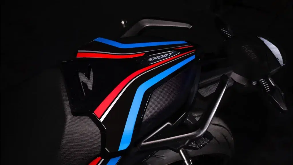 capot de selle moto bmw f 900 sport edition couleurs noir rouge et bleu