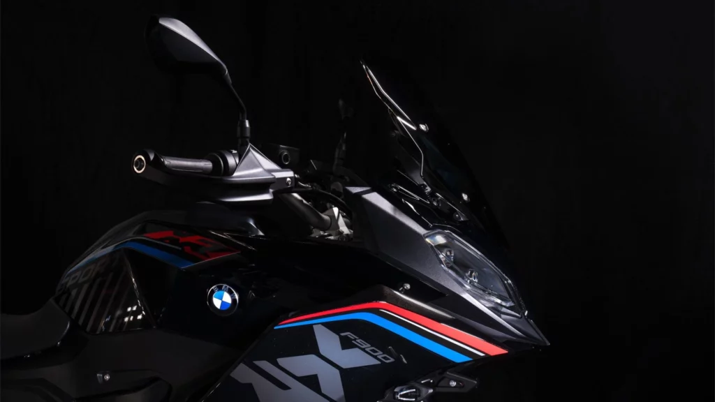 détail de la moto bmw f 900 xr sport edition aux couleurs m bleu et rouge