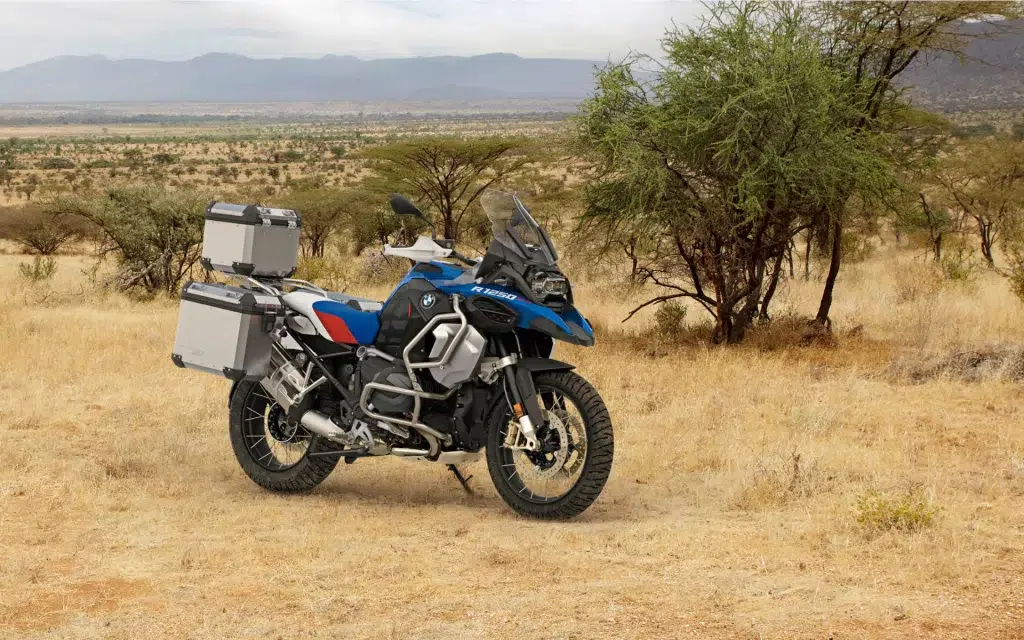 Moto BMW R 1250 GS Adventure 
Posée dans la brousse